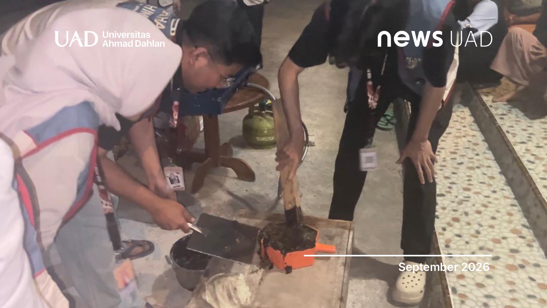Atasi Masalah Sampah, KKN UAD Latih Warga Sumberasri Olah Plastik Jadi Paving Block