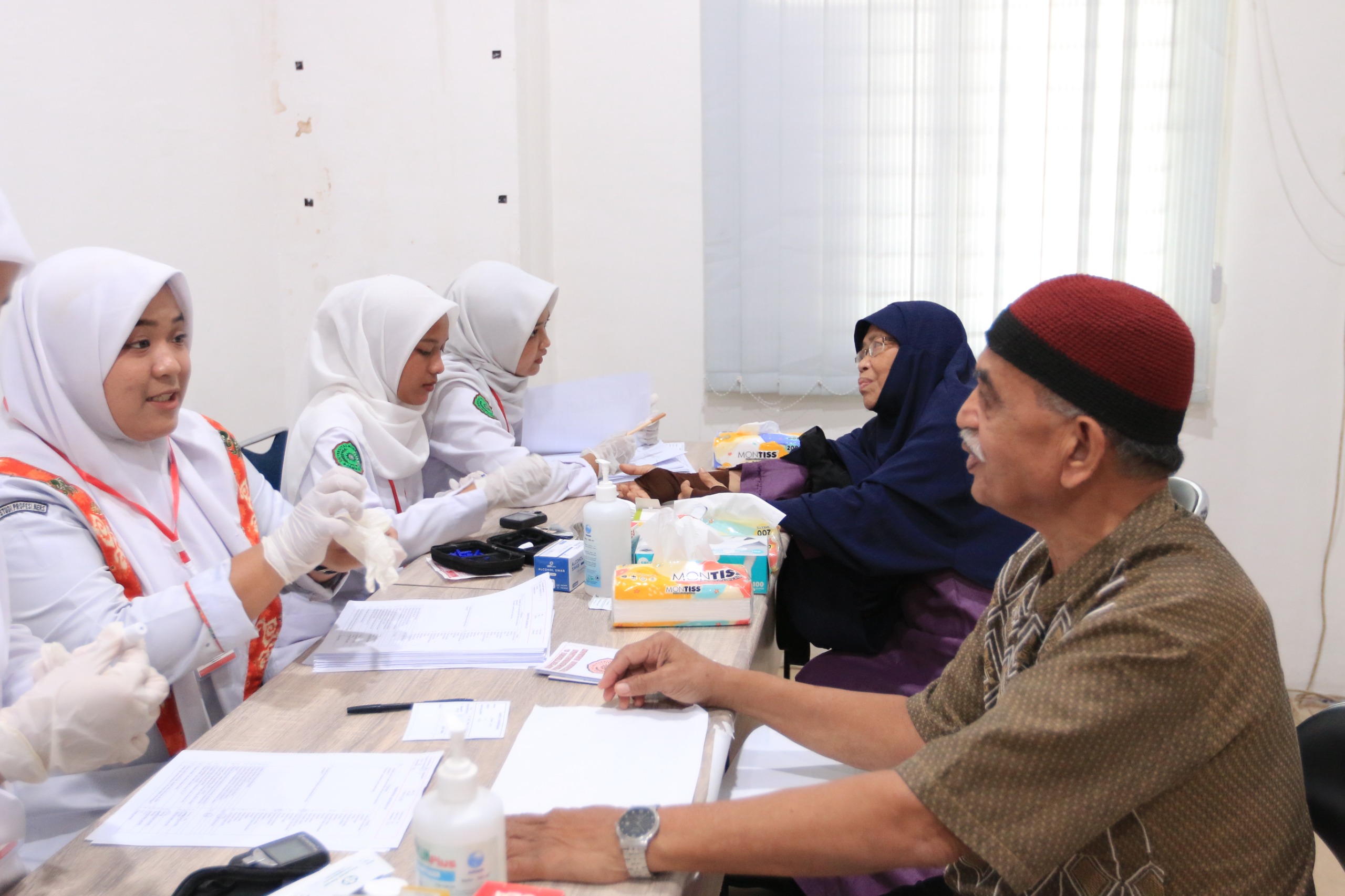Prodi Keperawatan Anestesiologi UM Jambi Bersama LazisMu Wilayah Jambi Gelar Pemeriksaan Kesehatan dan Pengobatan Gratis