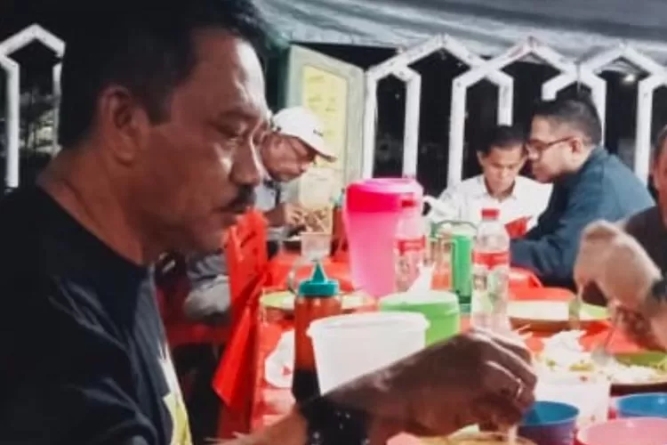 Perdayakan UMKM, Rektor Unismuh Luwuk Banggai Pilih Makan di Emperan