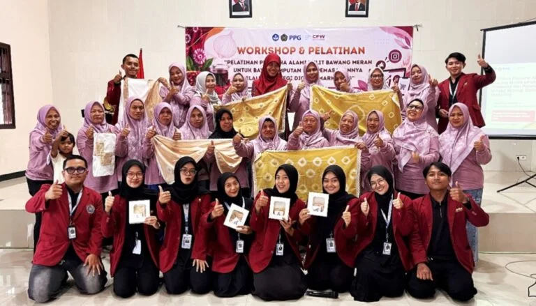 Inovasi Allium Dye Mahasiswa PPG UMM: Ubah Sampah Kulit Bawang Jadi Pewarna Batik Ramah Lingkungan