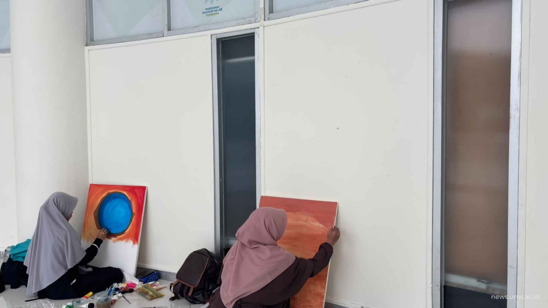 Peserta lomba Musabaqah Khaththil Quran (MKQ) Golongan Dekorasi dan Kontemporer saat menyiapkan karyanya