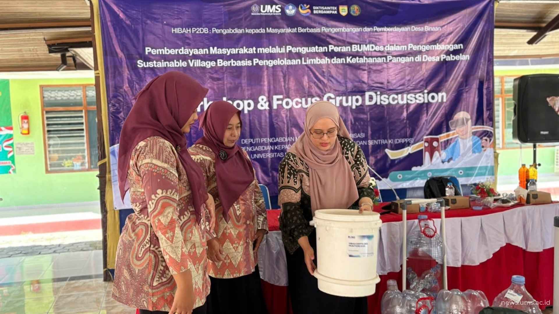 Komposter dan Maggot Jadi Strategi Tim PkM P2DB UMS Kelola Limbah di Desa Pabelan untuk Ketahanan Pangan
