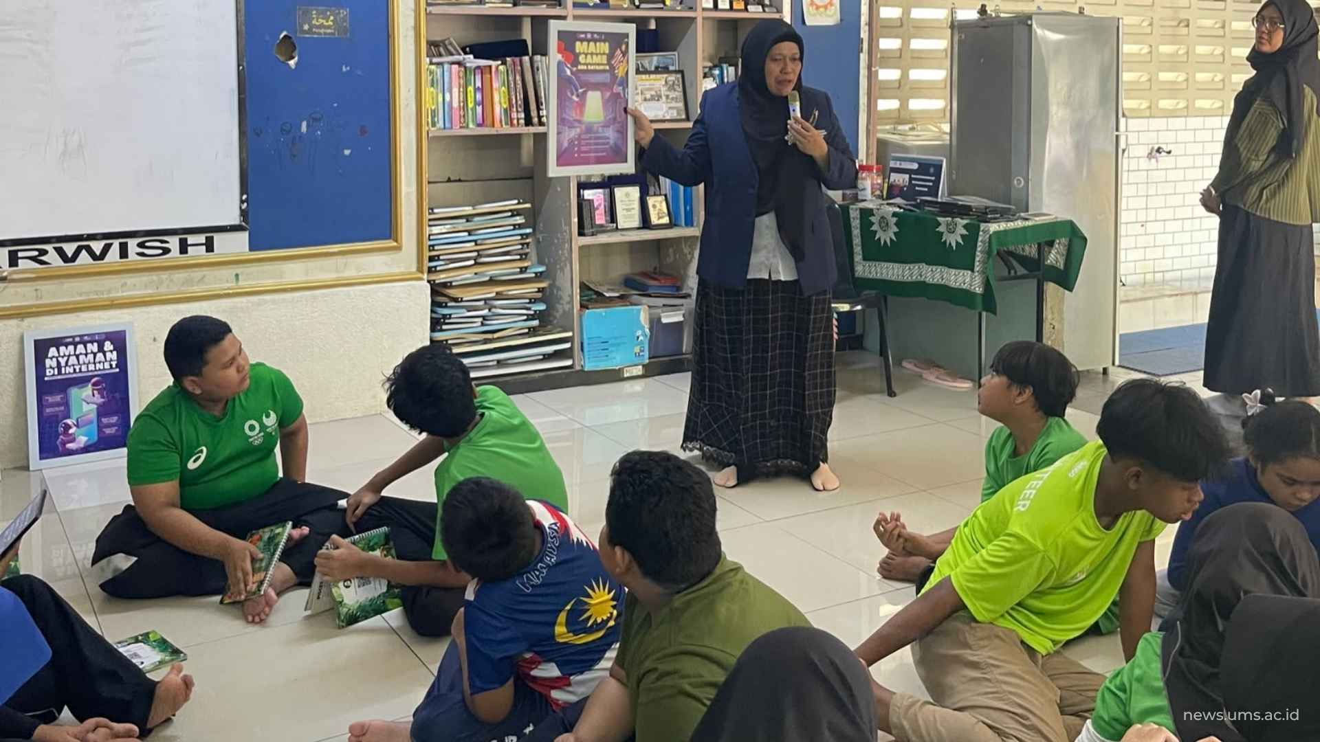 Ketua Tim PkM KI FKI UMS, Dr. Ir. Endah Sudarmilah, S.T., M.Eng. mempresentasikan AR-Magic Book