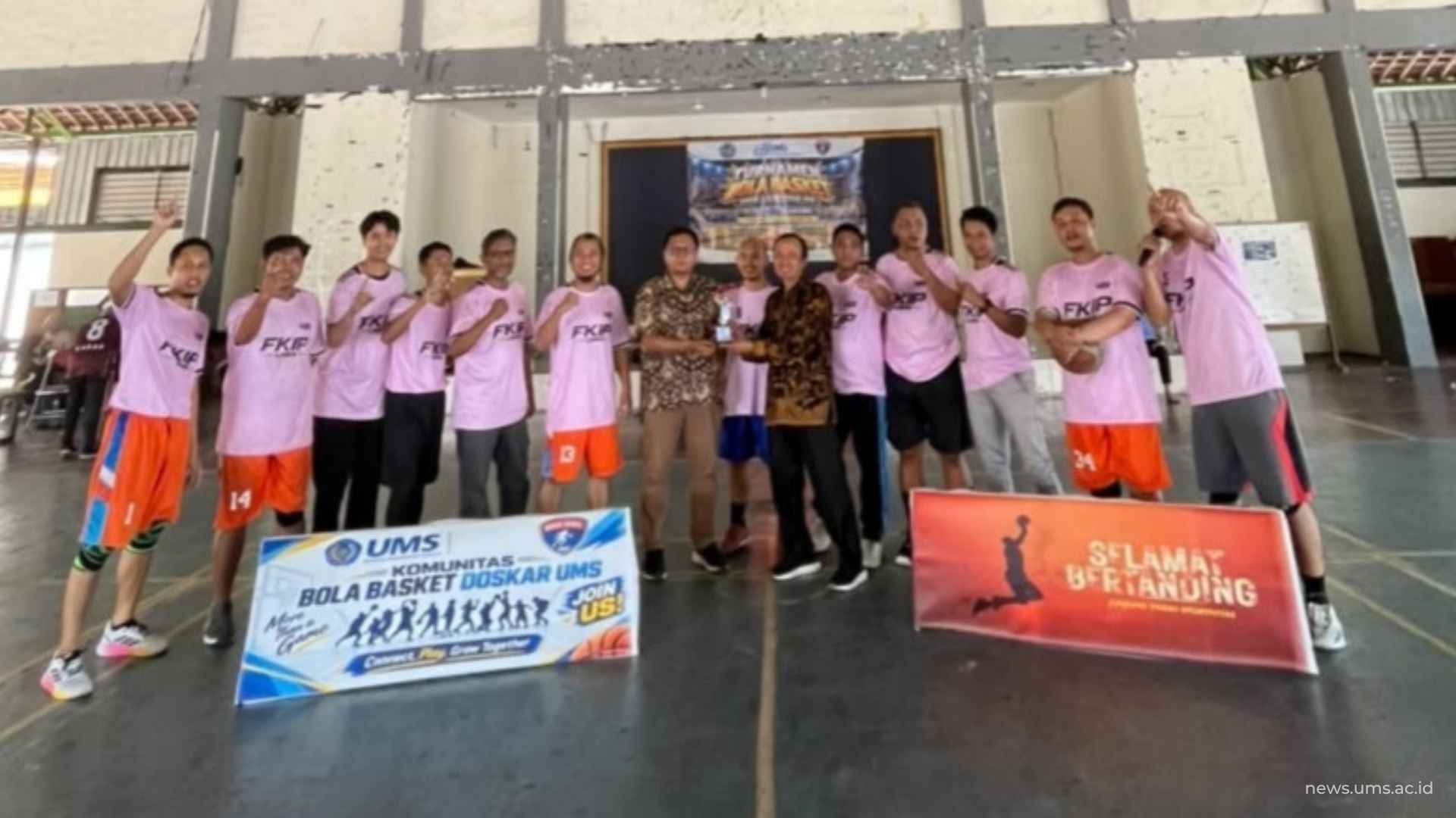 Foto bersama tim basket putra FKIP