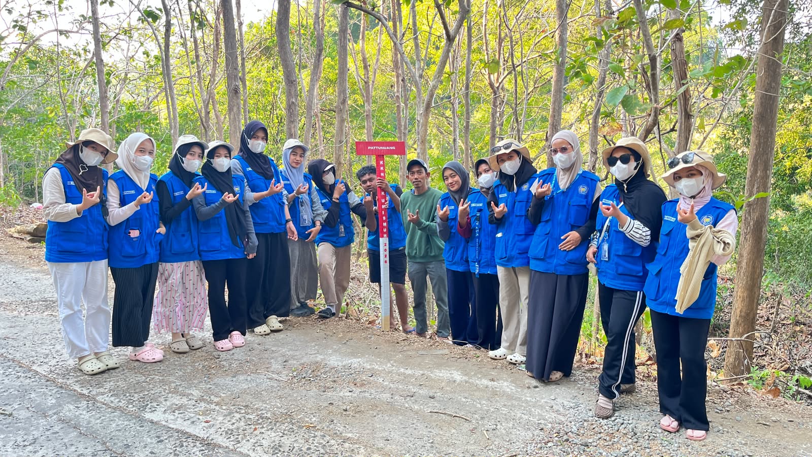 Mahasiswa KKN-DIK Unismuh Pasang Penanda Batas Dusun di Desa Samangki